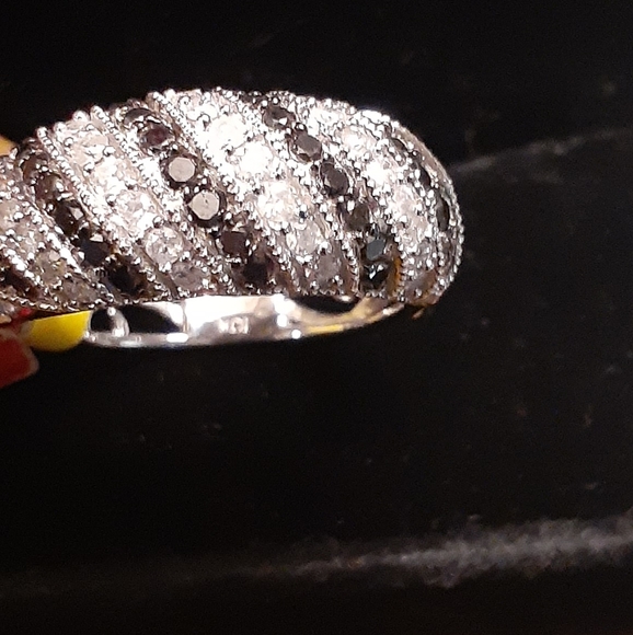 10K WHITE GOLD BLACK/ WHITE DOME CLUSTER RING 1CTW SIZE 7 - Picture 1 of 7